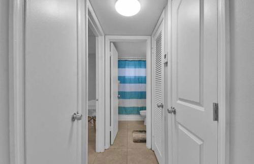 Stylish Hideaway Pool Downtown Boca - Photo 13