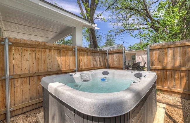 The Grove D With Hot Tub & King Beds - Walk to Main - Foto 21