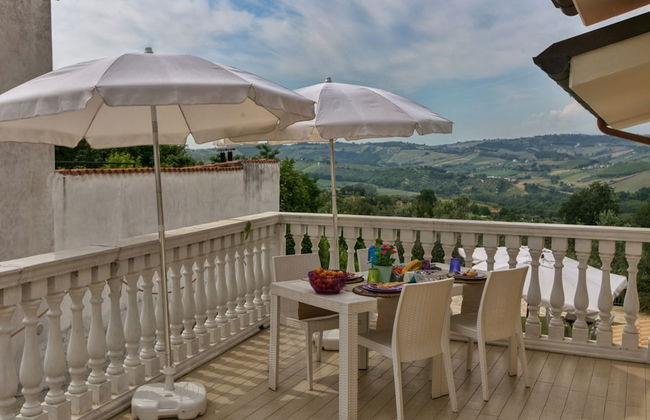 Villa with Salt Water & Heated Pool & Hot Tub near sea - Foto 54