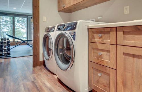 Impressive Presque Isle Lake House with Water Access - Foto 26