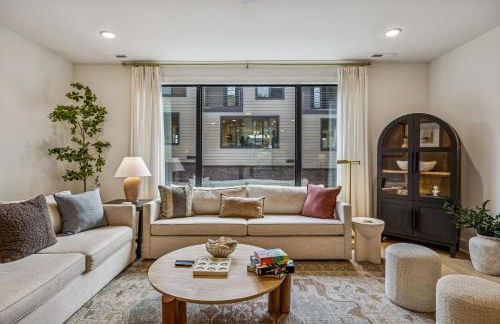 Modern Multi-Level Retreat with Rooftop Hot Tub - Foto 8