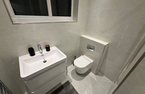 Luxury 4 Bedroom House in Harrow with Free Parking - Foto 11