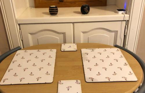 Spacious 2-Level Home by the Beach & Transport - Foto 31