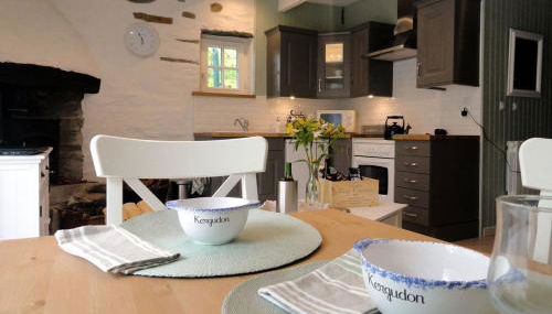 Hayloft at Kergudon Gîtes, Couples' gîte with pool - Foto 5, pet friendly, minibar