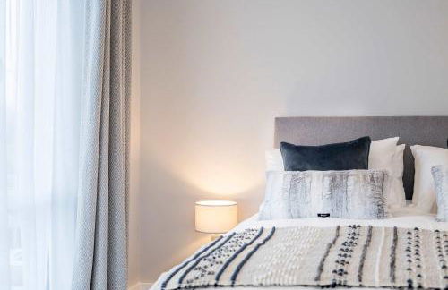 Stylish new Home With Parking - King Beds Garden - Foto 48