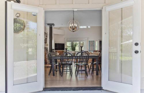 Charming 4BR Wine Country Getaway with Spa & Firepit - Foto 17