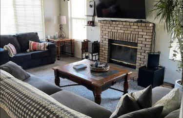 Cheerful 3BR 2BA Sauna Spa Pool Table PPong BBQ More - Foto 9