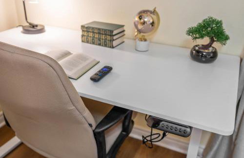 Entire Private Home with 4 Bedrooms, Pool, Hot Tub, King Bed, Garage, Available Now - Foto 79