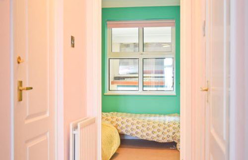 Princes Esplanade-Beachfront House with Balcony a stone throw from Gurnard Beach - Foto 35