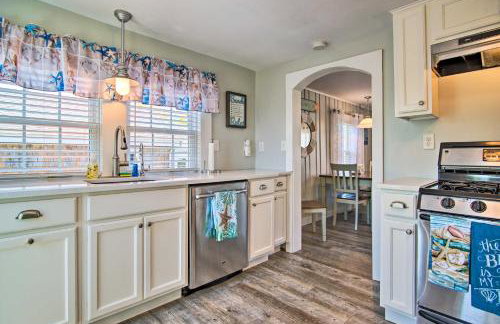 Walk to Swifts Beach! Classic Cottage with Deck - Foto 9