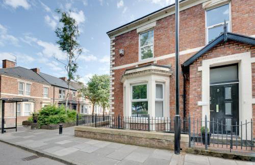 Newcastle CITY APT5,FREE STREET PARKING,4 BEDROOM HOUSE WITH 2 FULL BATHROOM AND KITCHEN,ALL ROOMS WITH TVs,7 BEDS,NETFLIX - Photo 3