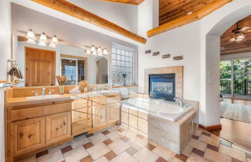 Fully Remodeled Tahoe Retreat with Game Room and Hot Tub - Foto 43