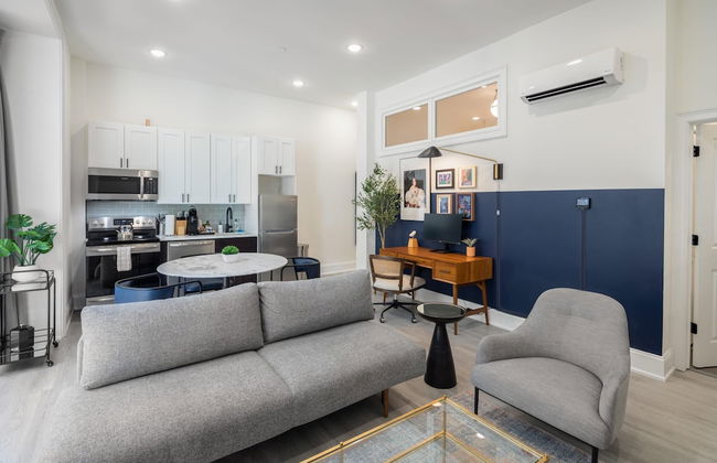 Sosuite Window Wall 1BR Apt w W D Desk - Photo 12