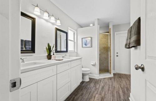 Retreat with Heated Pool in a Serene Community - Foto 24