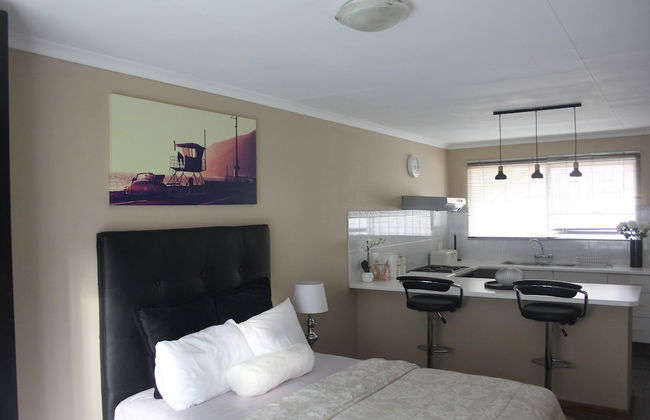Chic & Serene 1-Bed Haven in Roodepoort - Photo 9