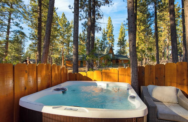 Pinetree Place by Avantstay Group Cabin w/ Hot Tub Minutes to the Lake - Photo 69