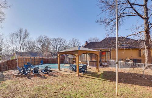 3,000-Sq-Ft Group Getaway with Pool Near Kansas City - Foto 38