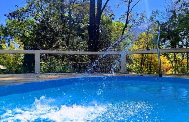 Refúgio em Macacos para até 12 hóspedes com piscina aquecida, 5 suítes e riacho - Foto 40