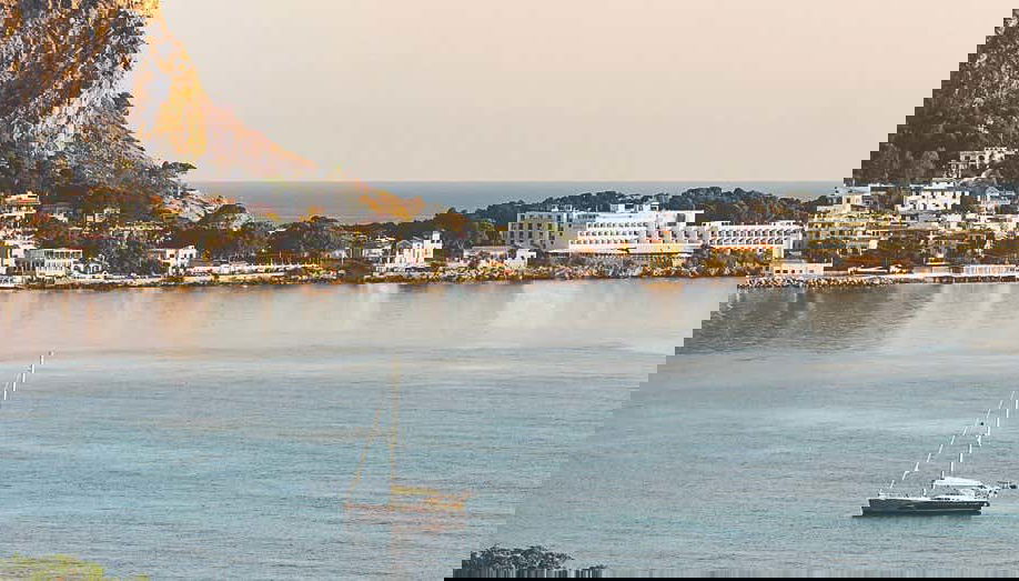 Passeio de veleiro pela costa de Palermo