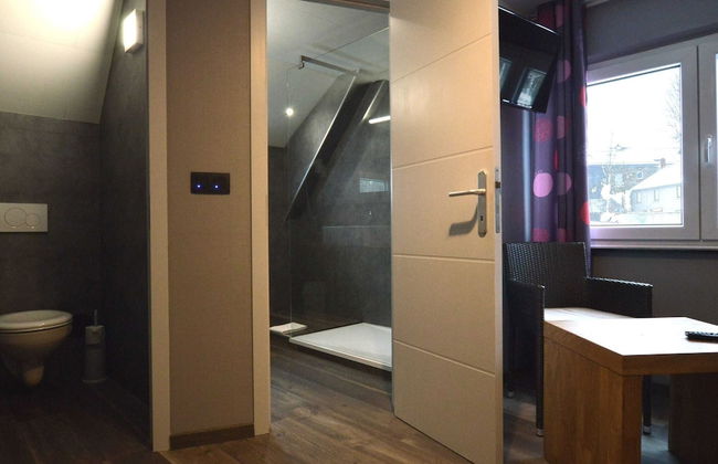 Spacious Home With Garden - Photo 18