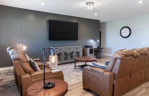 Spacious 4BR Home With BBQ, Near Sequoia & Fresno - Photo 9