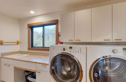 Half Block to Beach w/ Oceanview, Patio + Balcony The Shore Pine by Avantstay - Foto 56