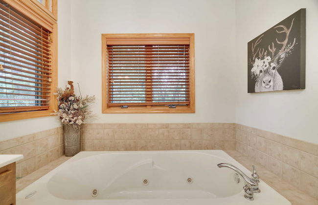 Elk Hollow by Avantstay Lakefront Chalet w/ Game Room & Fire Pit - Photo 31