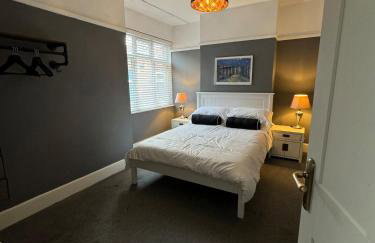 Canford Cliffs Apartment - Photo 2