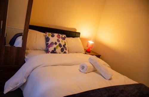 Royale Green View House- free parking, Wifi, Perfect for Contractors and Holiday - Photo 4