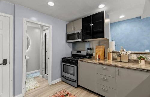 Stylish 2BR Dual-Kitchen Retreat Near Forest Park - Photo 25