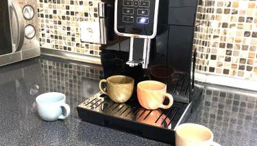 Lovely newly refurbished, 1 bedroom top floor apartment with sea views, fast WI-FI CABLE TV and Netflix - Photo 3