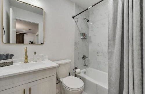 Luxury 4Bed 2Bath Hidden Gem w Backyard Oasis - Foto 20