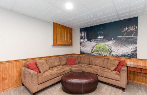 Secluded 4 bedroom with hot tub minutes from campus - Foto 37