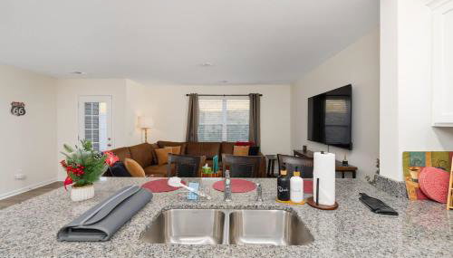 New 3BR Raceday Retreat - Steps from Speedway - Foto 4