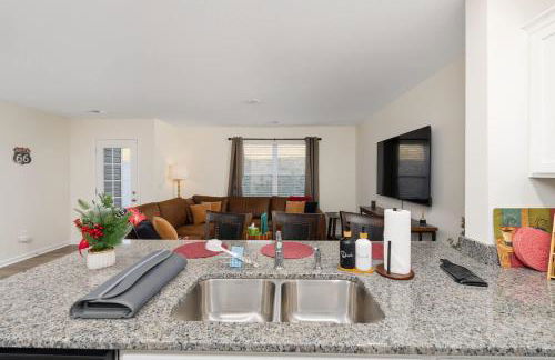 New 3BR Raceday Retreat - Steps from Speedway - Foto 4