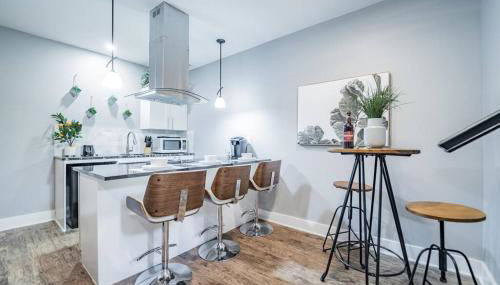 Contemporary 2BR2BA w-King - Den - Private Entry-Yard - Foto 5