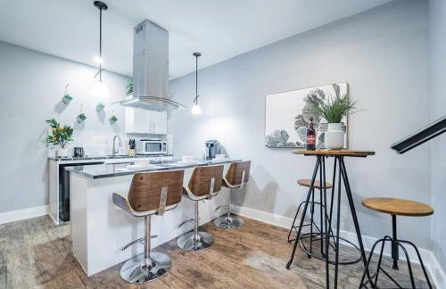 Contemporary 2BR2BA w-King - Den - Private Entry-Yard - Foto 5