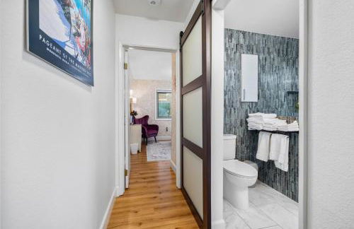 Nature-Inspired Stay with Pool, Fire Pits and More - Foto 34