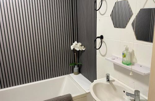 Lovely 2 bed apartment sleeps 5 - Photo 3