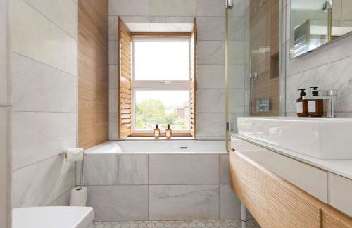 Spacious 4-Bed Near City & Sea - Foto 31