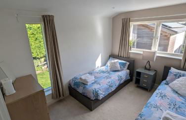 Unique, Spacious, Self-Built Eco Home with huge garden and movie room - Photo 3