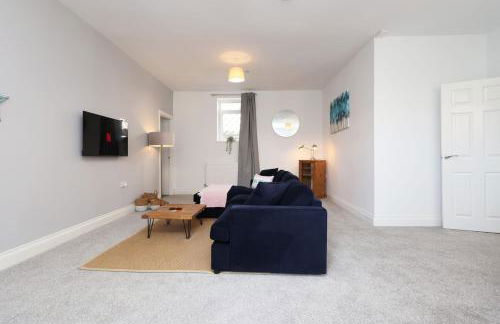 Modern 3 Bed - M4 ACCESS - Wi-Fi - Photo 43
