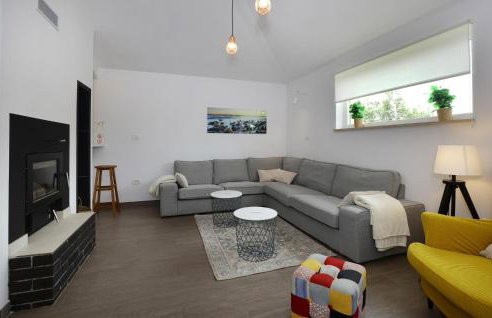 Beautiful Home In Kunj With Wifi - Photo 4