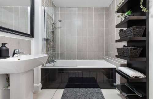 Modern 2 Bedroom Apartment in Uxbridge London free parking - Photo 17