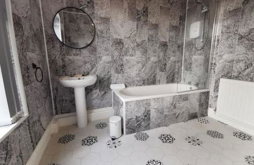 Spacious & comfy 4 bed house, 6 Beds, Free Private Parking & Wifi - Foto 13