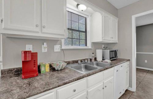 Glamorous 3BR 2BA house w/ large fenced backyard - Foto 31