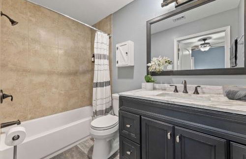 Luxurious Home with Huge Pool - Photo 30