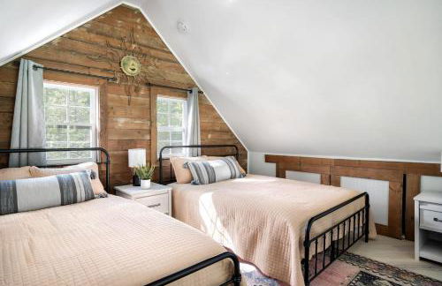 Modern Cabin w Hot Tub & Indoor Pool Gym Access! - Foto 32