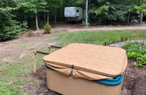 Betsie -35Ft RV Camper in Woods -Firepit & Hot Tub - Foto 15