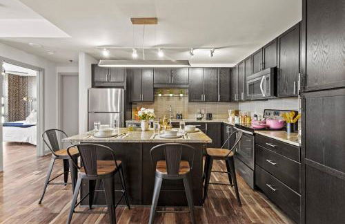 Beautiful Apt in Downtown W/ Pool | Parking - Foto 15